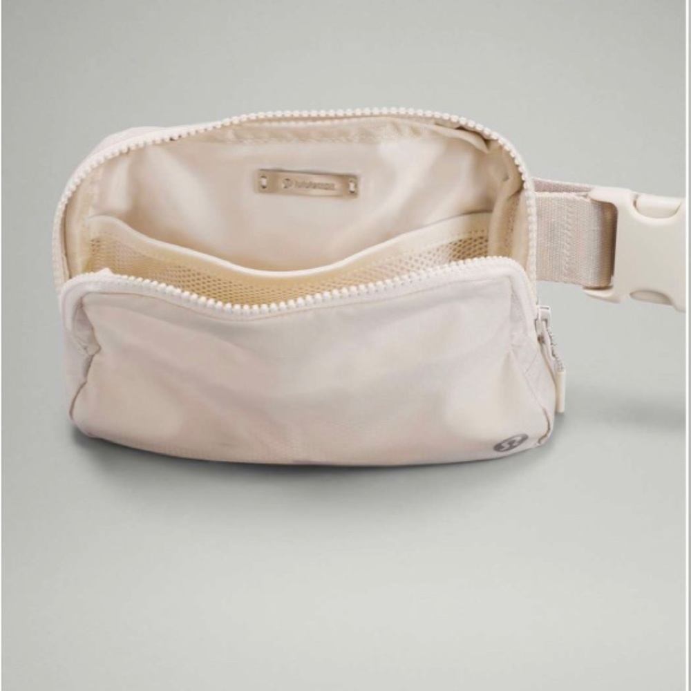 Everywhere Belt Bag 2022 (HTF) Retired